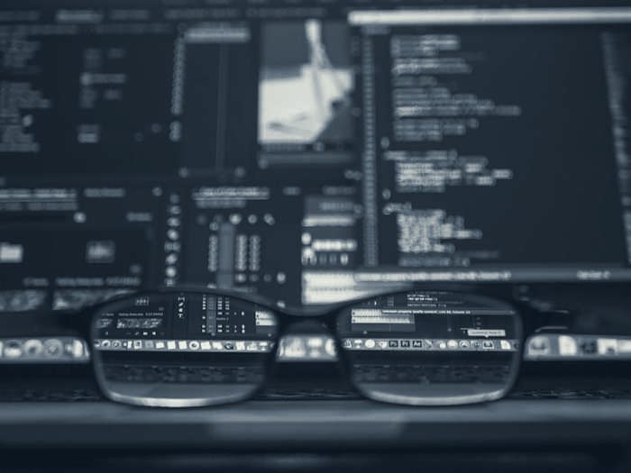 Postazione di monitoraggio con codice a schermo